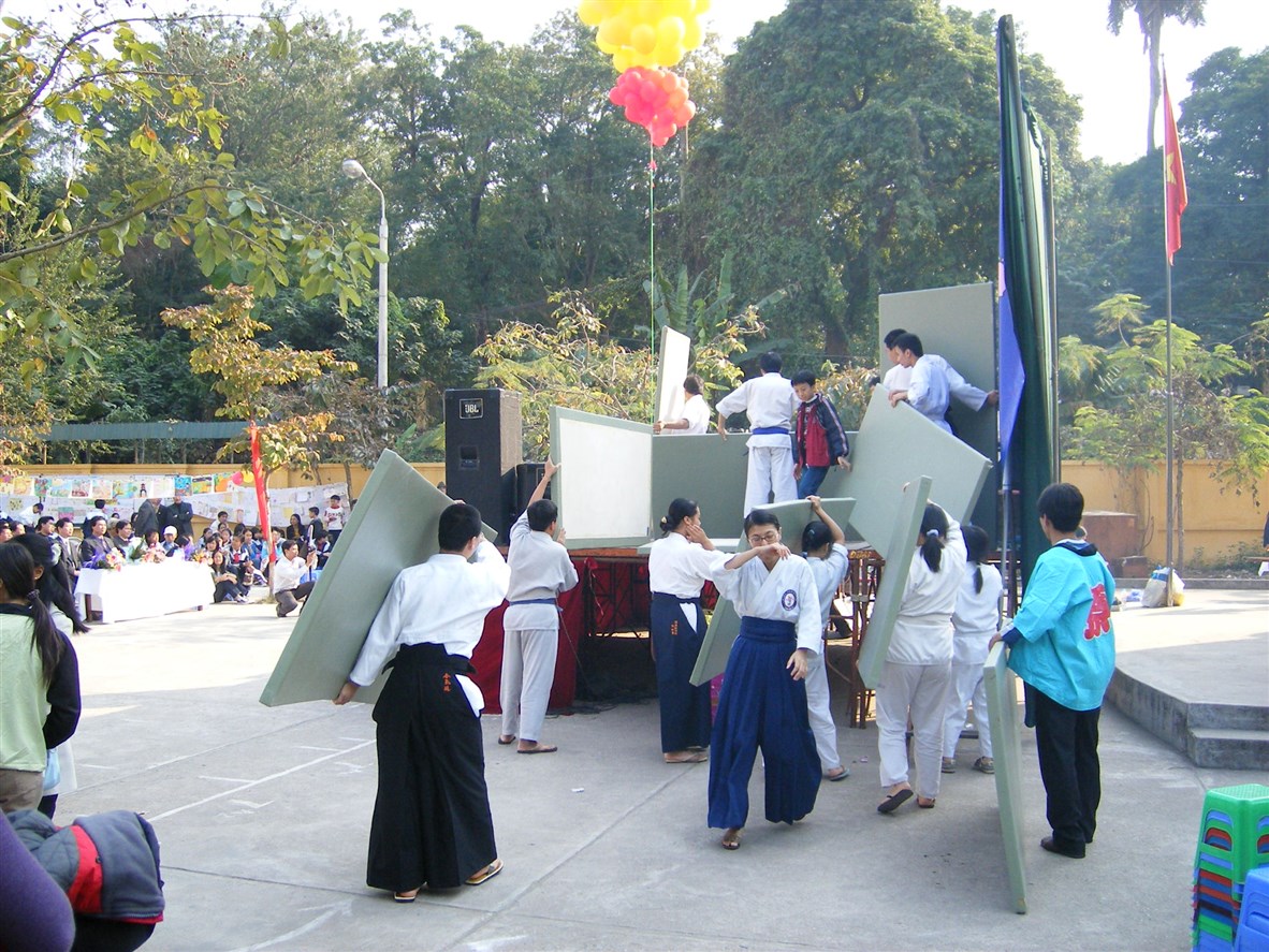 [Album] 2005.12.18 Aikido techniques demonstration at Chu Văn An highschool